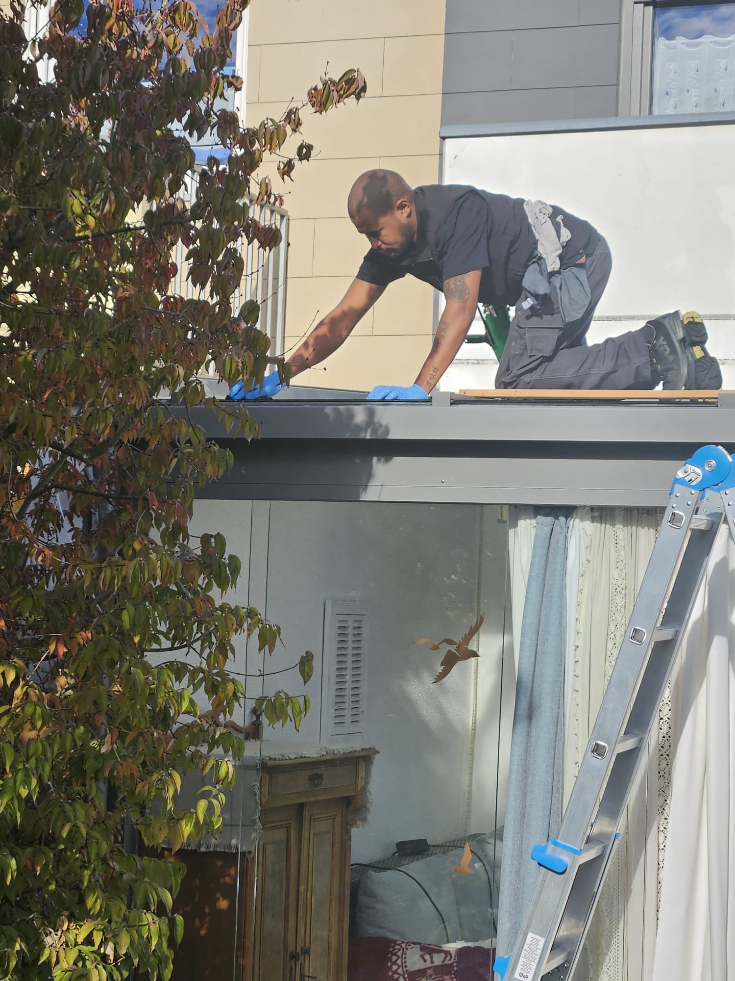 Reinigung der Dachkante einer Terrassenüberdachung