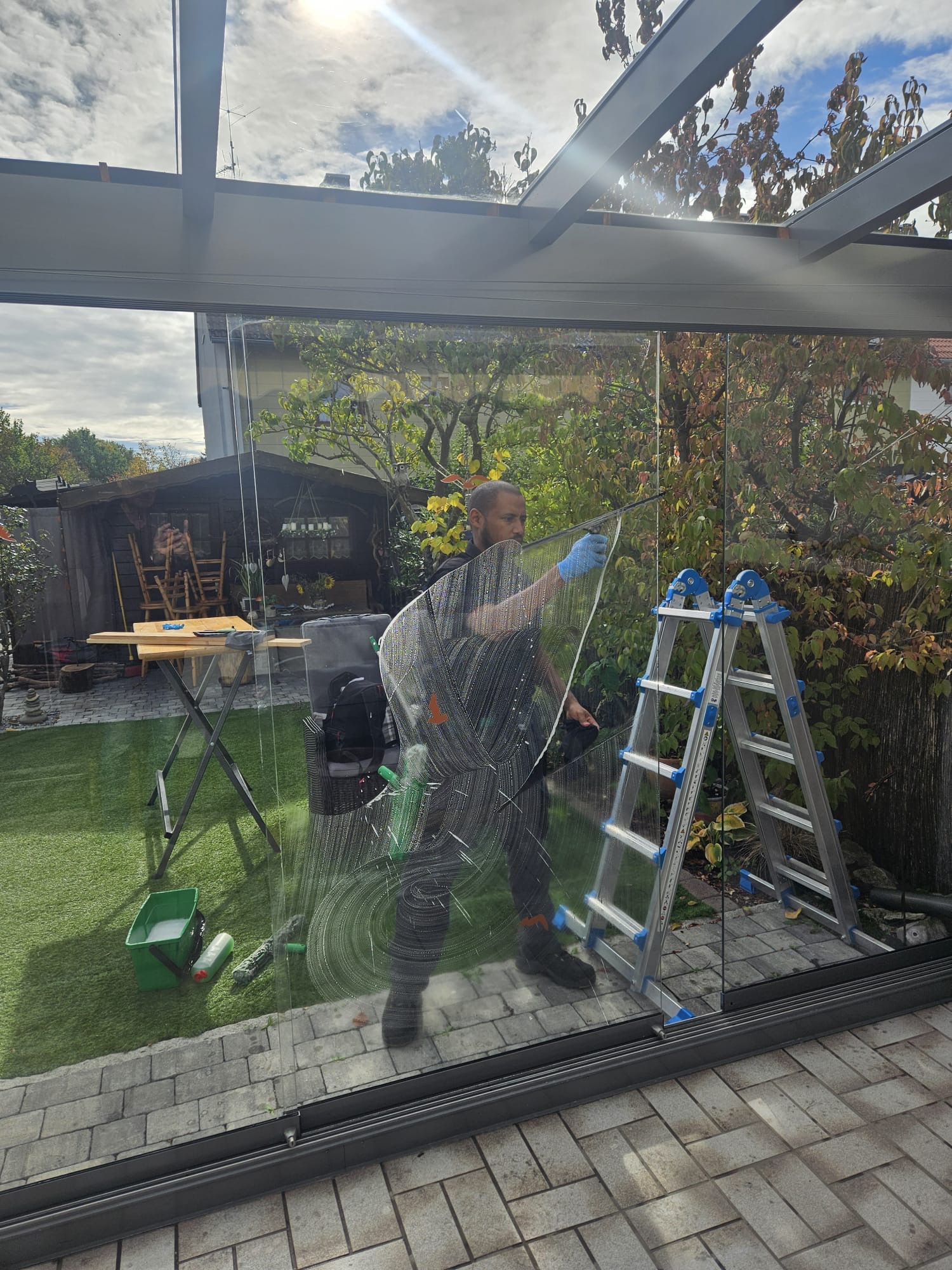 Reinigung einer Glasschiebewand mit Einwascher